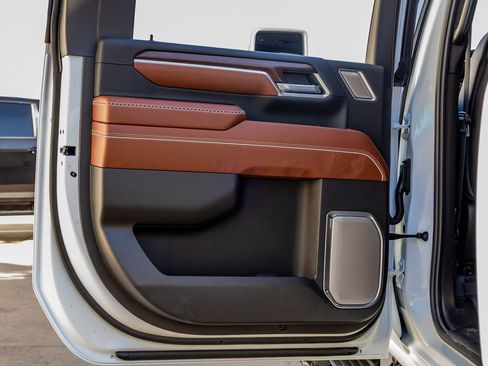 Used 2026 GMC Sierra 3500 Denali Ultimate w/ LPO, Black Badging Package image 38