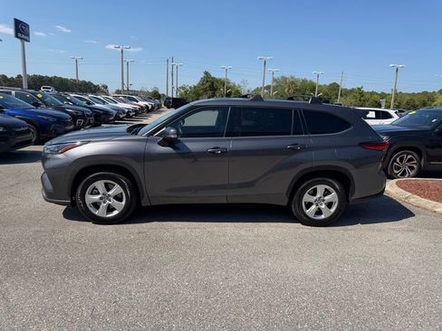 Used 2022 Toyota Highlander LE image 12