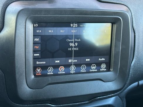 Used 2020 Jeep Renegade Altitude FWD image 20
