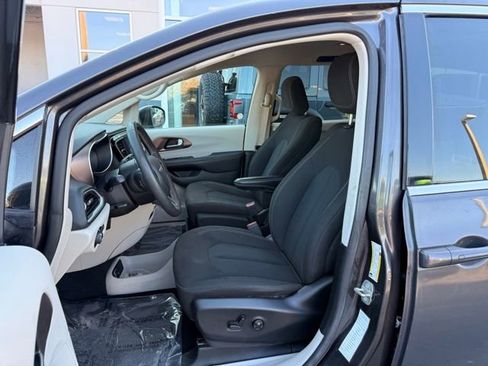 Used 2023 Chrysler Voyager LX image 15