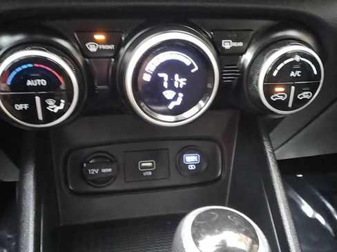 Used 2020 Hyundai Venue SEL image 20