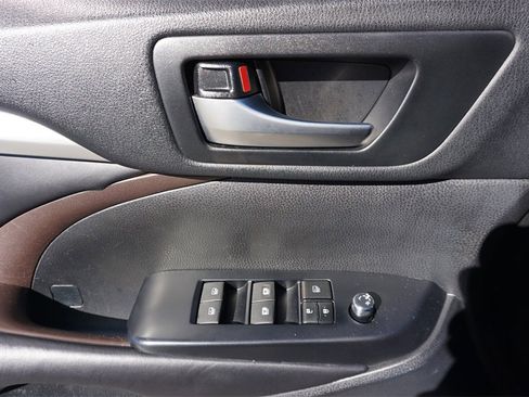 Used 2019 Toyota Highlander SE image 4