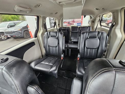 Used 2014 Chrysler Town & Country Touring FWD image 20