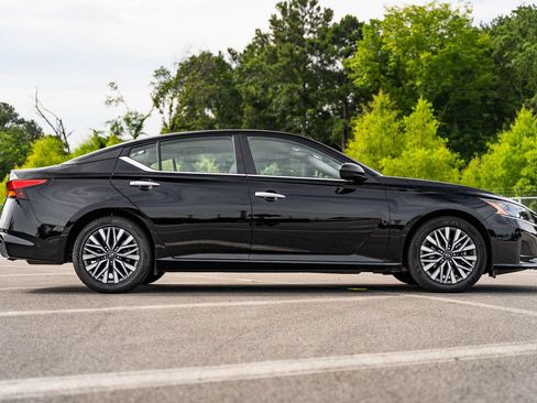 Used 2025 Nissan Altima 2.5 SV FWD image 8