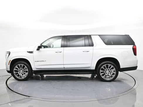 Used 2025 GMC Yukon XL Denali AWD/4WD image 3