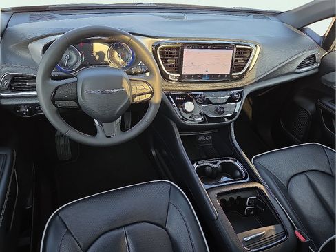 Used 2025 Chrysler Pacifica Limited FWD image 12