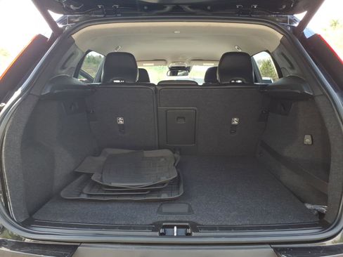 Used 2019 Volvo XC40 T4 Momentum FWD image 6