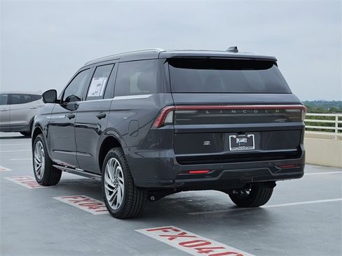New 2025 Lincoln Navigator Reserve image 5