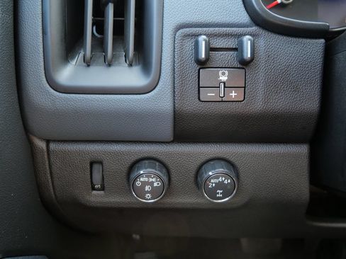 Used 2022 Chevrolet Colorado Z71 AWD/4WD image 17