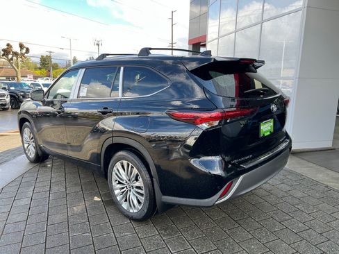 New 2026 Toyota Highlander Platinum image 3