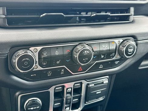 Used 2024 Jeep Wrangler Sahara image 15