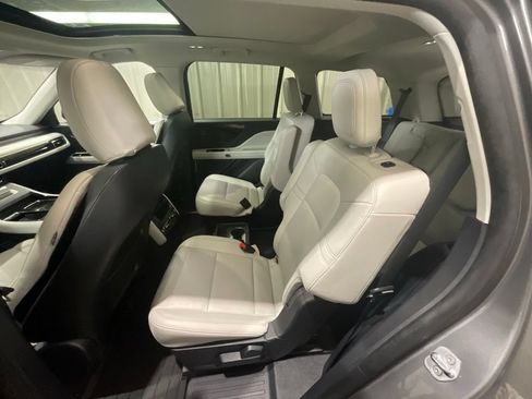 Used 2025 Lincoln Aviator 2WD w/ Jet Appearance Package image 11