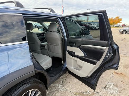 Used 2019 Toyota Highlander XLE image 22