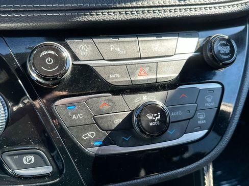 Used 2025 Chrysler Pacifica Limited FWD image 19