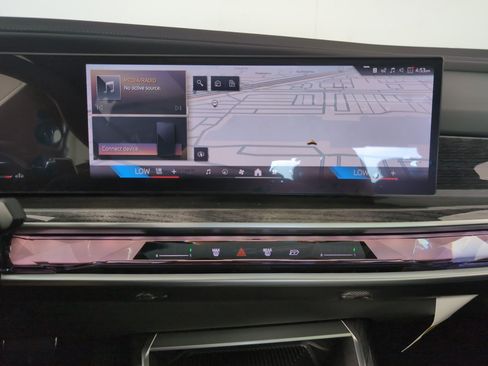 Used 2025 BMW 740i w/ Premium Package image 23