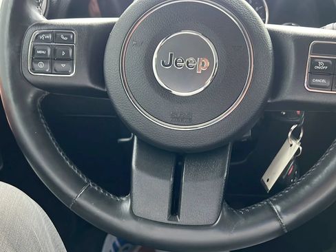 Used 2014 Jeep Wrangler Unlimited Sahara w/ Connectivity Group AWD/4WD image 30