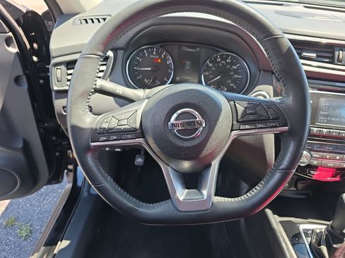 Used 2017 Nissan Rogue SV AWD/4WD image 14