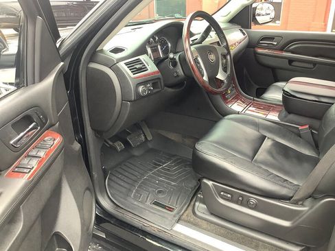 Used 2011 Cadillac Escalade Luxury AWD/4WD image 11