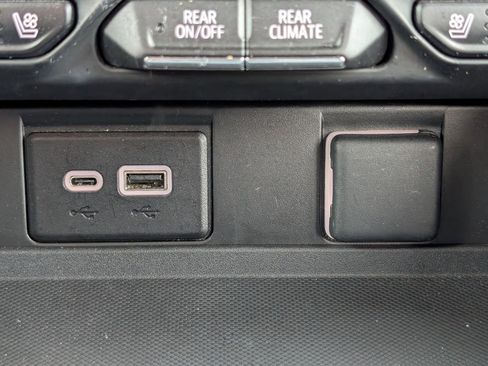 Used 2023 GMC Yukon SLT w/ SLT Luxury Package image 21