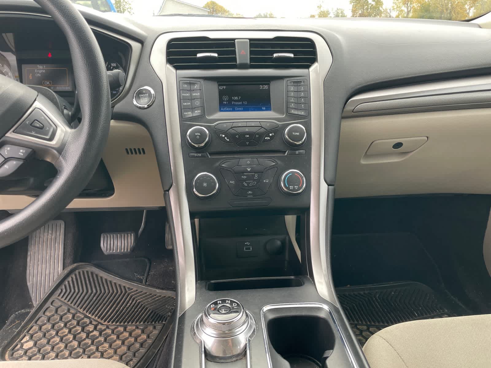 Used 2017 Ford Fusion SE FWD image 12