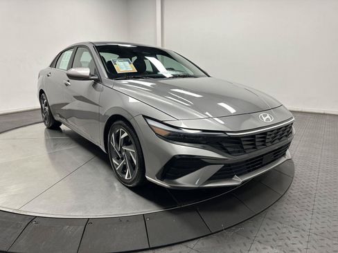 Used 2025 Hyundai Elantra SEL FWD image 2