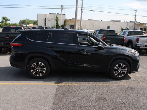 Used 2021 Toyota Highlander XLE AWD/4WD image 4