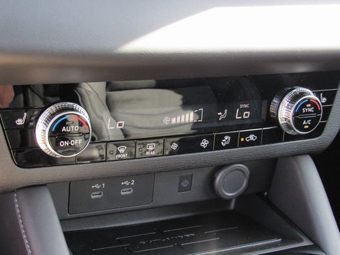 New 2025 Mitsubishi Outlander SE image 17