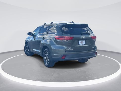 Used 2018 Toyota Highlander Plus AWD/4WD image 7