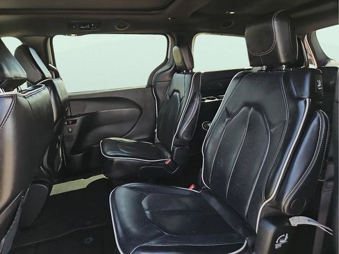 Used 2025 Chrysler Pacifica Limited FWD image 8