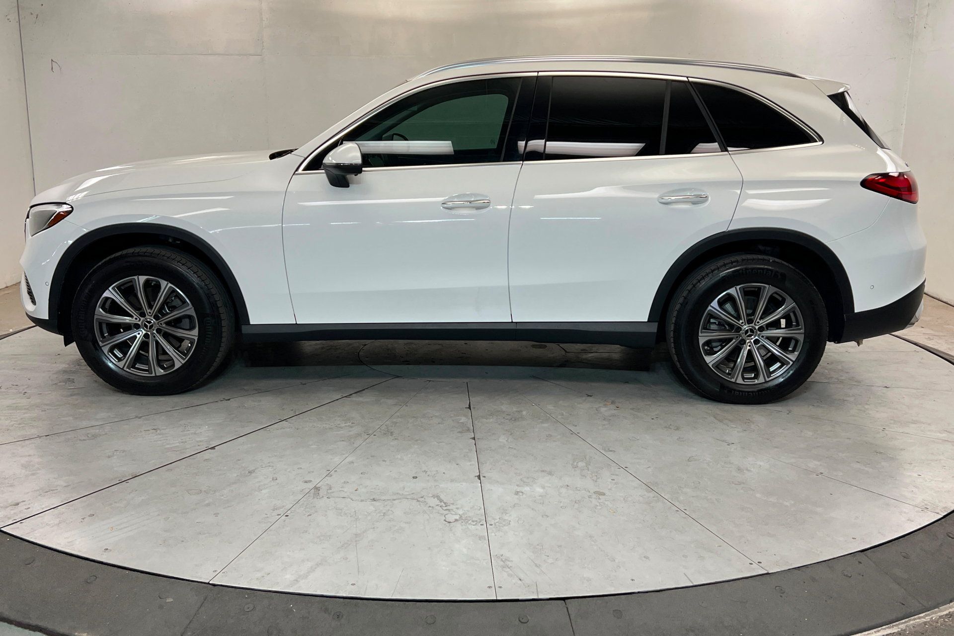 Used 2024 Mercedes-Benz GLC 300 4MATIC image 2