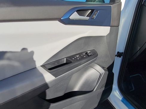 Used 2022 Volkswagen Taos SE w/ Panoramic Sunroof Package image 17