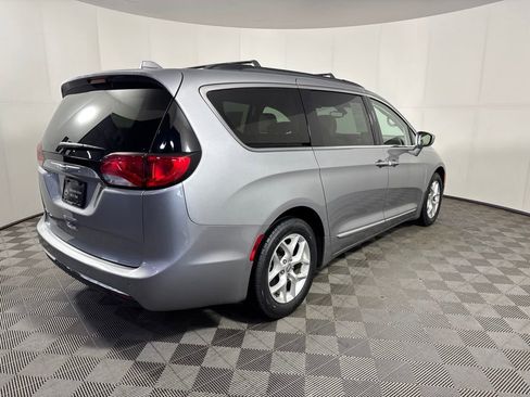 Used 2017 Chrysler Pacifica Touring-L w/ Tire & Wheel Group FWD image 6