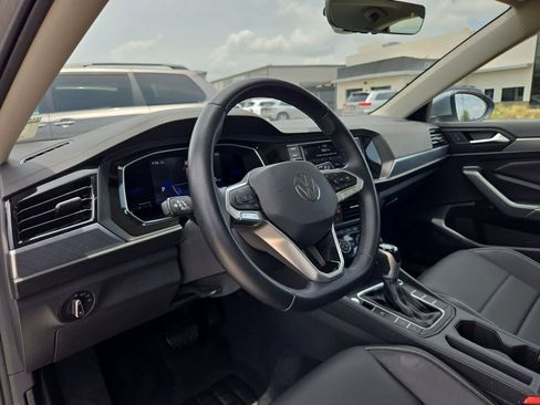 Used 2022 Volkswagen Jetta SE w/ Panoramic Sunroof Package FWD image 2