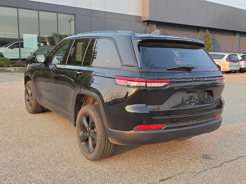 Used 2023 Jeep Grand Cherokee Limited w/ Black Appearance Package AWD/4WD image 5