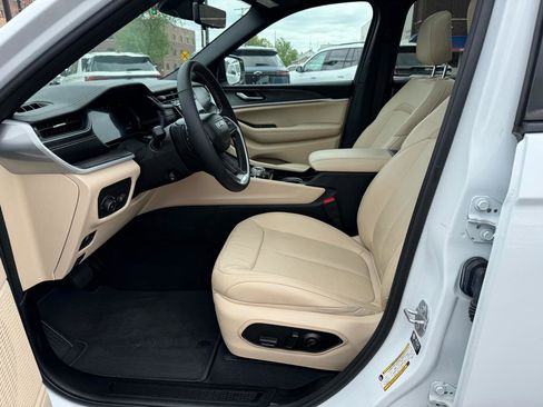 Used 2024 Jeep Grand Cherokee L Limited w/ Luxury Tech Group II AWD/4WD image 17
