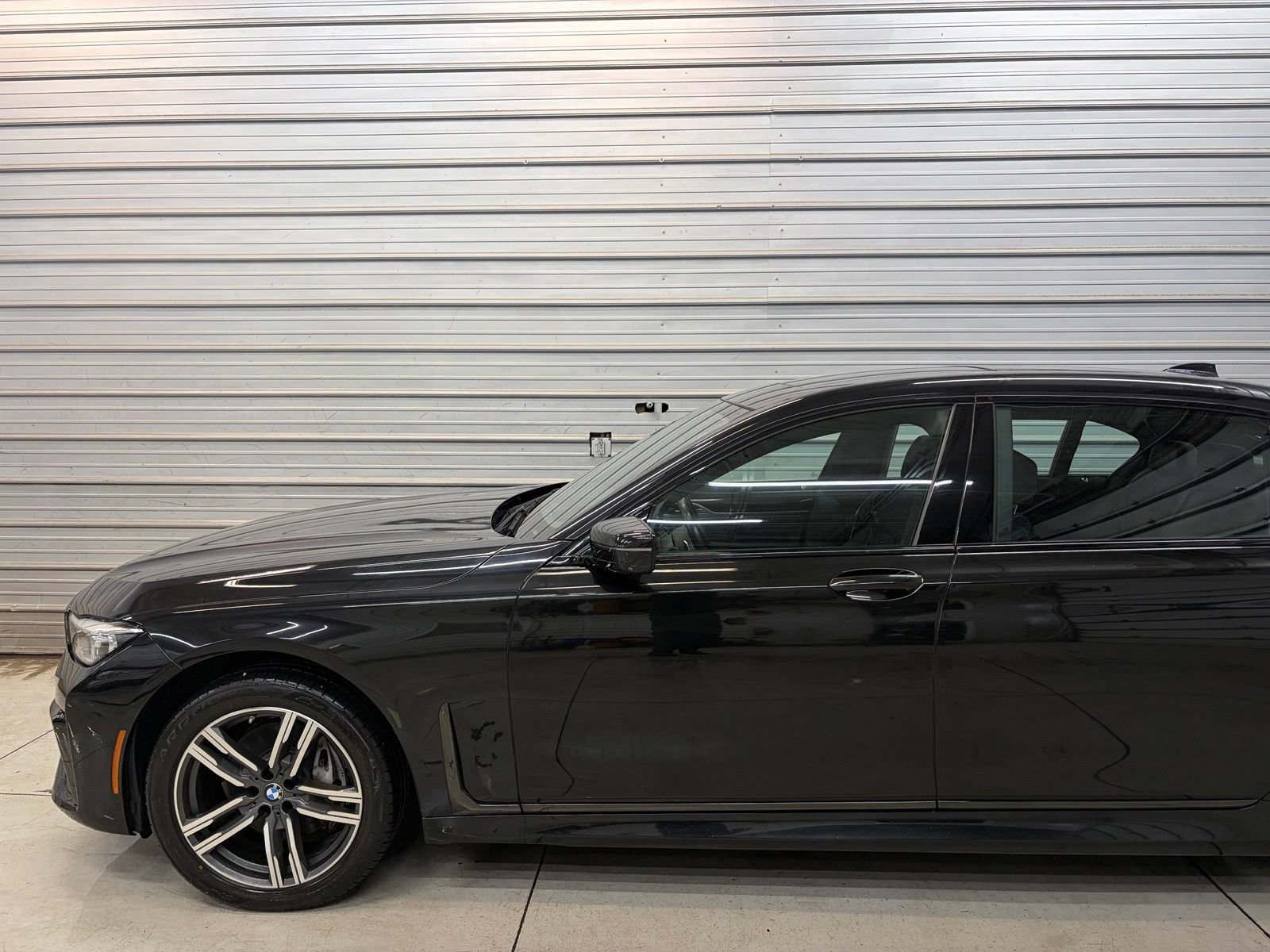 Used 2022 BMW 740i xDrive w/ M Sport Package AWD/4WD image 3