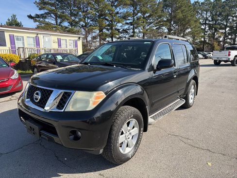 Used 2010 Nissan Pathfinder SE image 2