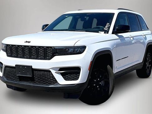 Used 2024 Jeep Grand Cherokee Altitude AWD/4WD image 3