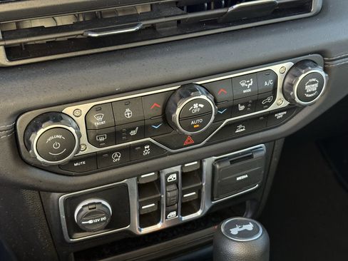 Used 2025 Jeep Wrangler Sahara image 22