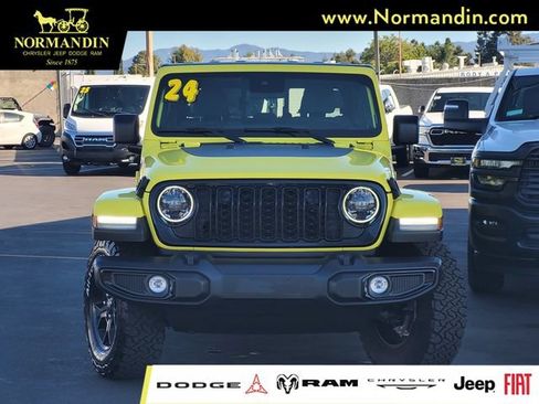 Used 2024 Jeep Gladiator Mojave AWD/4WD image 2