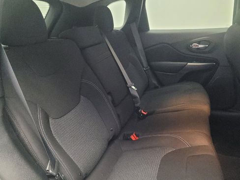 Used 2019 Jeep Cherokee Latitude w/ Popular Appearance Group image 19