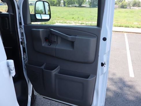 Used 2018 Chevrolet Express 2500 Extended RWD image 25
