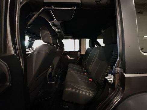 Used 2016 Jeep Wrangler Unlimited Rubicon w/ Connectivity Group AWD/4WD image 22