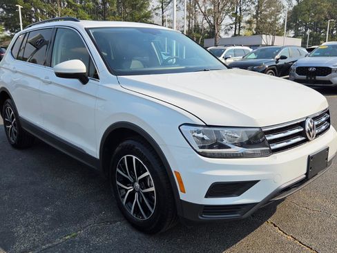 Used 2021 Volkswagen Tiguan SE w/ Panoramic Sunroof Package image 7