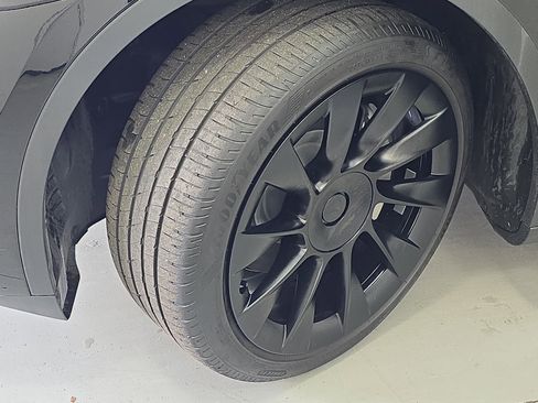 Used 2023 Tesla Model Y Long Range image 30