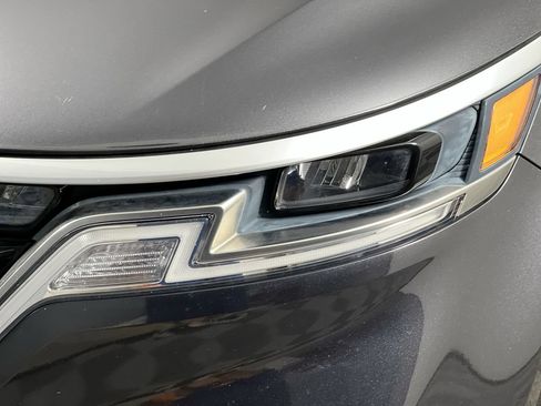 Used 2024 Kia Carnival LX FWD image 9