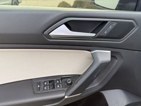 Used 2020 Volkswagen Tiguan SE w/ Panoramic Sunroof Package image 28