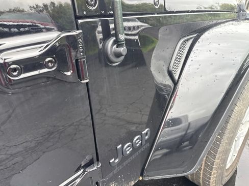 Used 2023 Jeep Gladiator Sport AWD/4WD image 23