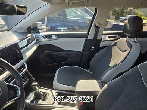 Used 2025 Volkswagen Taos SE FWD image 3