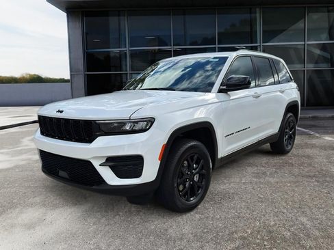 New 2025 Jeep Grand Cherokee Altitude RWD image 3